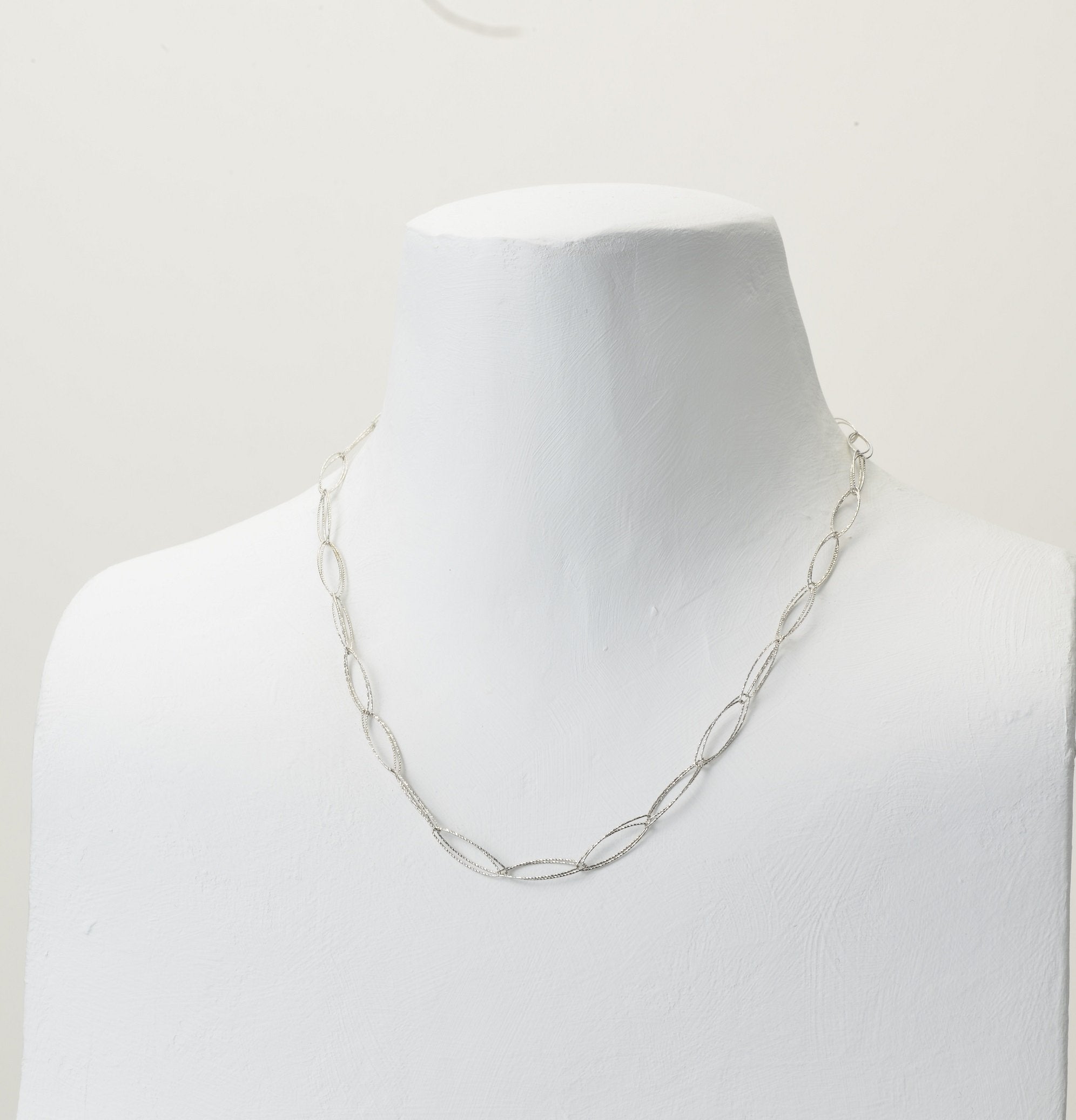 18K WG K-N9852-16W MV 18"